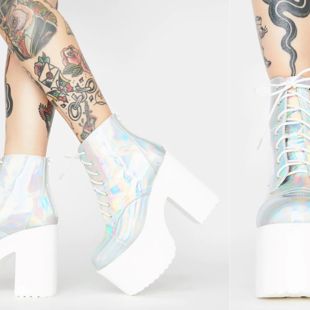 Holographic platform boots